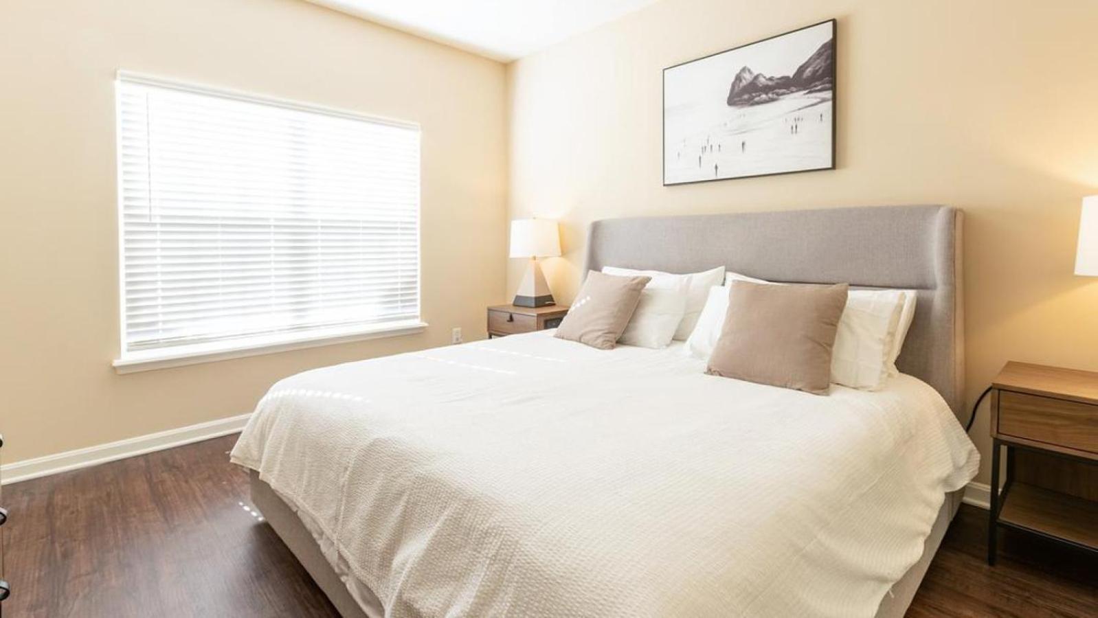 Apartment Landing Modern With Amazing Amenities *